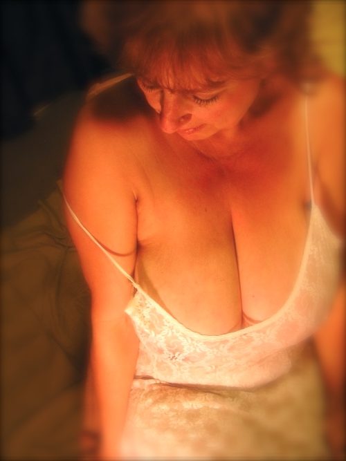 Je vais me mettre toute nue pour que tu vois mes gros seins !! A moins que tu ne sois pas d'accord … Dans l'intimité d'une cougar nue