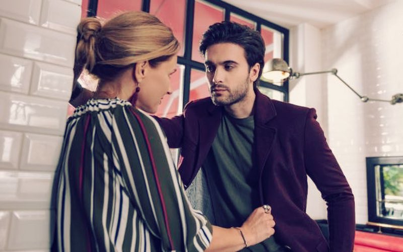 femmes cougars en compagnie d'hommes jeunes